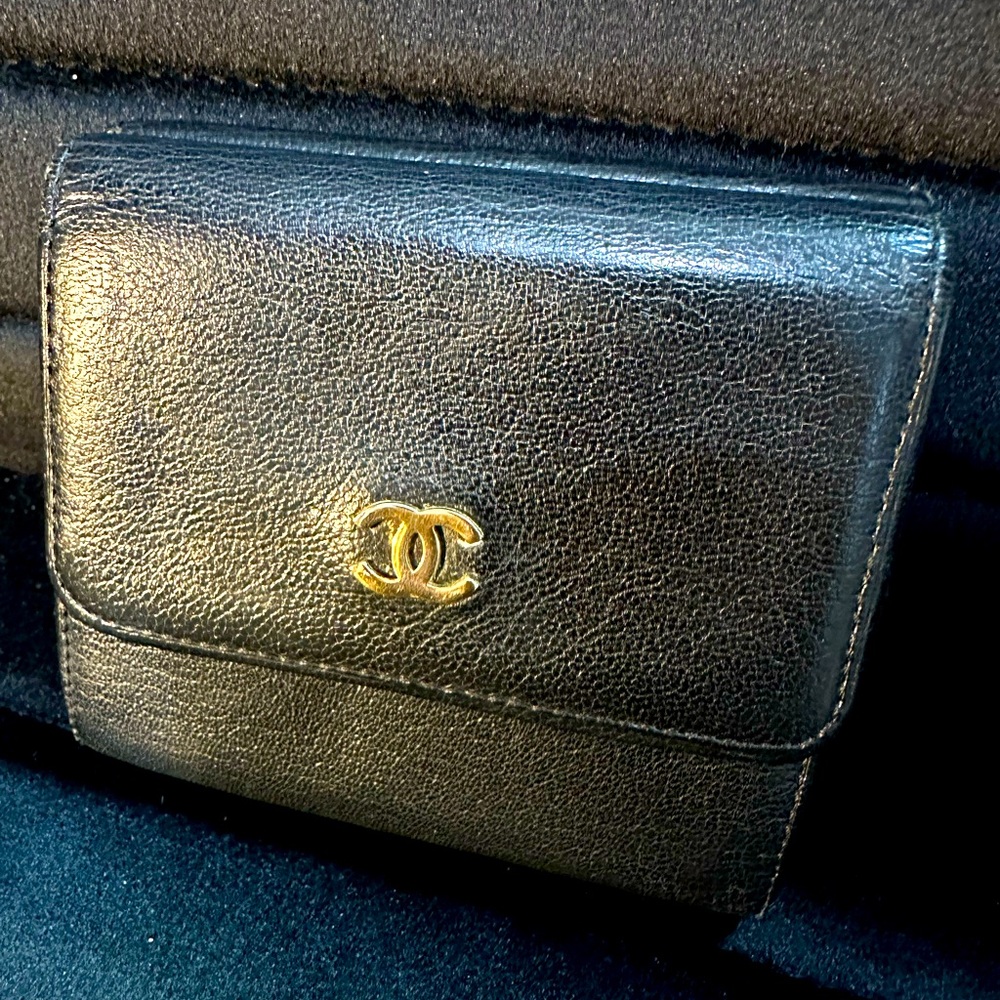 Chanel - black leather - silver hardware - ccompact wallet